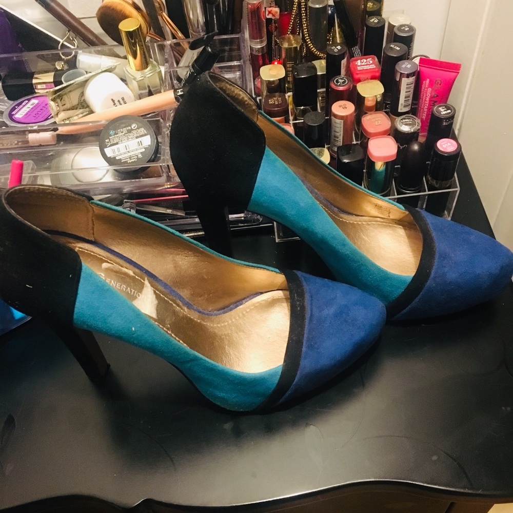 8.5 BCBG heels multicolored